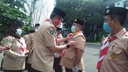 Sekretaris Kota Samarinda, Sugeng Chairuddin memberikan satya lencana kepada anggota pramuka. (Syalma Namira/ Kaltimtoday.co)