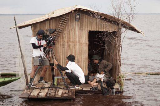 Proses produksi Film Duduk Sorangan di atas permukaan air di Desa Muara Enggelam, Kecamatan Muara Wis, Kukar. (Ist/Kaltimtoday.com)