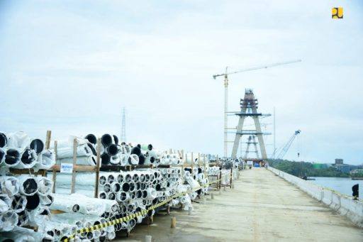 Jembatan Pulau Balang dikerjakan menggunakan dana APBN dan APBD. Totalnya Rp 1,33 triliun.