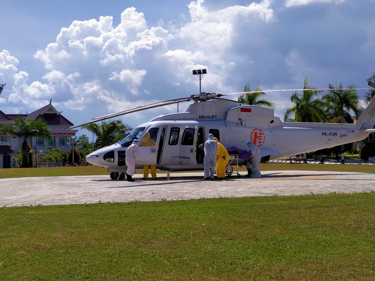 Permintaan Keluarga, Direktur RSUD Kudungga Diterbangkan dengan Helikopter ke Balikpapan