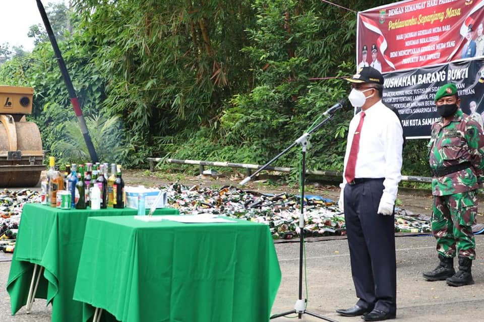 Syaharie Jaang Pimpin Operasi Pemusnahan 2.586 Botol Miras