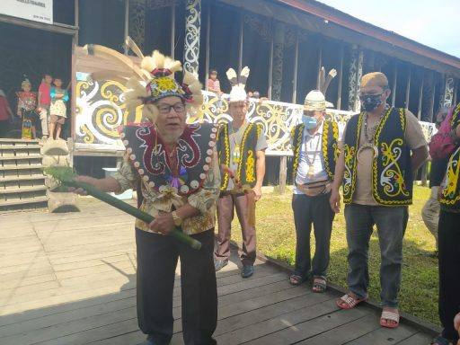 Adat terima sakai dari perwakilan ketua adat Dayak Kenyah sub Lepoq Bem.