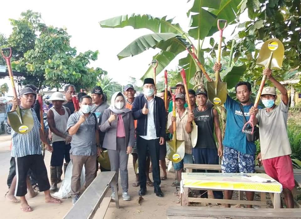 Anggota Fraksi Gerindra Serahkan Puluhan Sekop untuk Buruh Pasir di Kukar