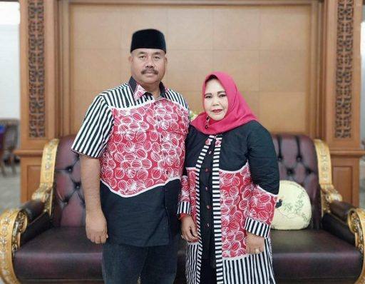 Bupati Kukar, Edi Damansyah beserta istrinya saat menggunakan Batik Melayu Kutai motif Jajak Keminting.