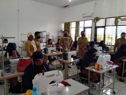 Kasmidi Bulang saat meninjau workshop tempat pelatihan. (Ramlah/Kaltimtoday.co)