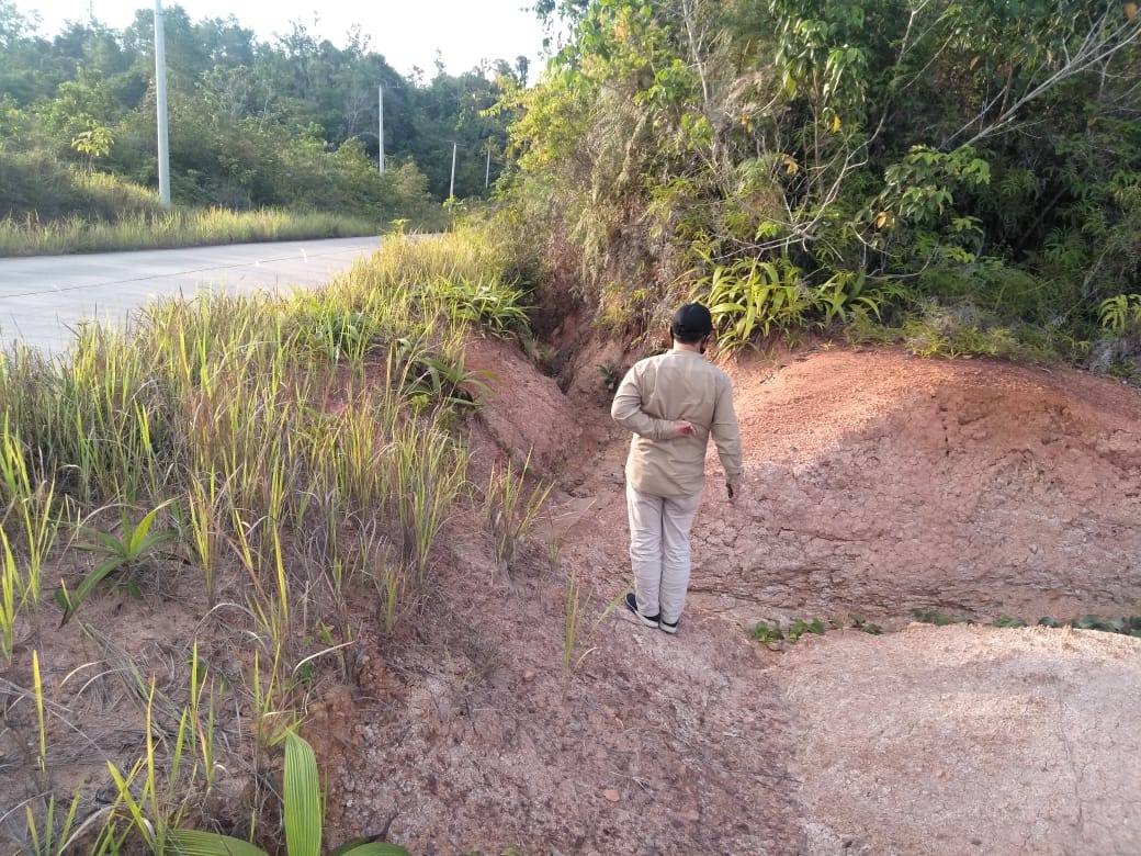 Jalan Tertutup Tanah Saat Hujan, DPRD Kukar Sebut Desa Kayu Batu Butuh Drainase