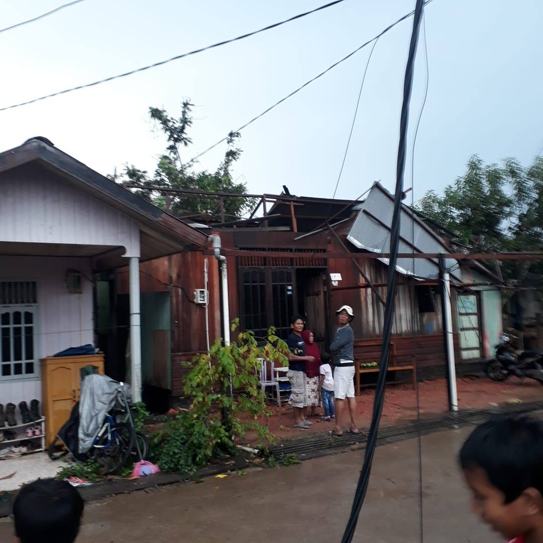 Sekejap, Angin Puting Beliung Hancurkan Puluhan Rumah di Sangatta