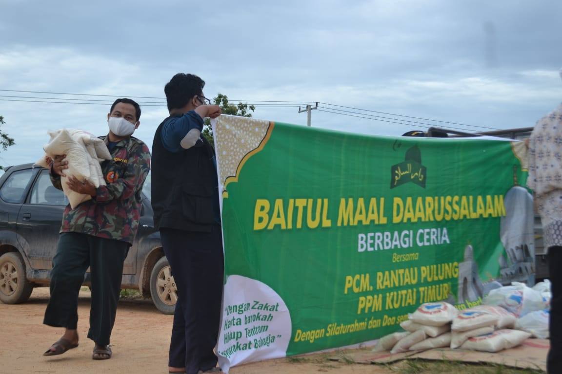 Pemuda Muhammadiyah Kutim Gelar Bakti Sosial Bagi-Bagi Sembako di Kecamatan Rantau Pulung