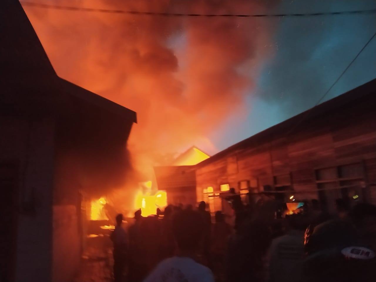 7 Unit Bangunan di Jalan Mangkuraja Kukar Terbakar, Diduga Akibat Arus Pendek Listrik