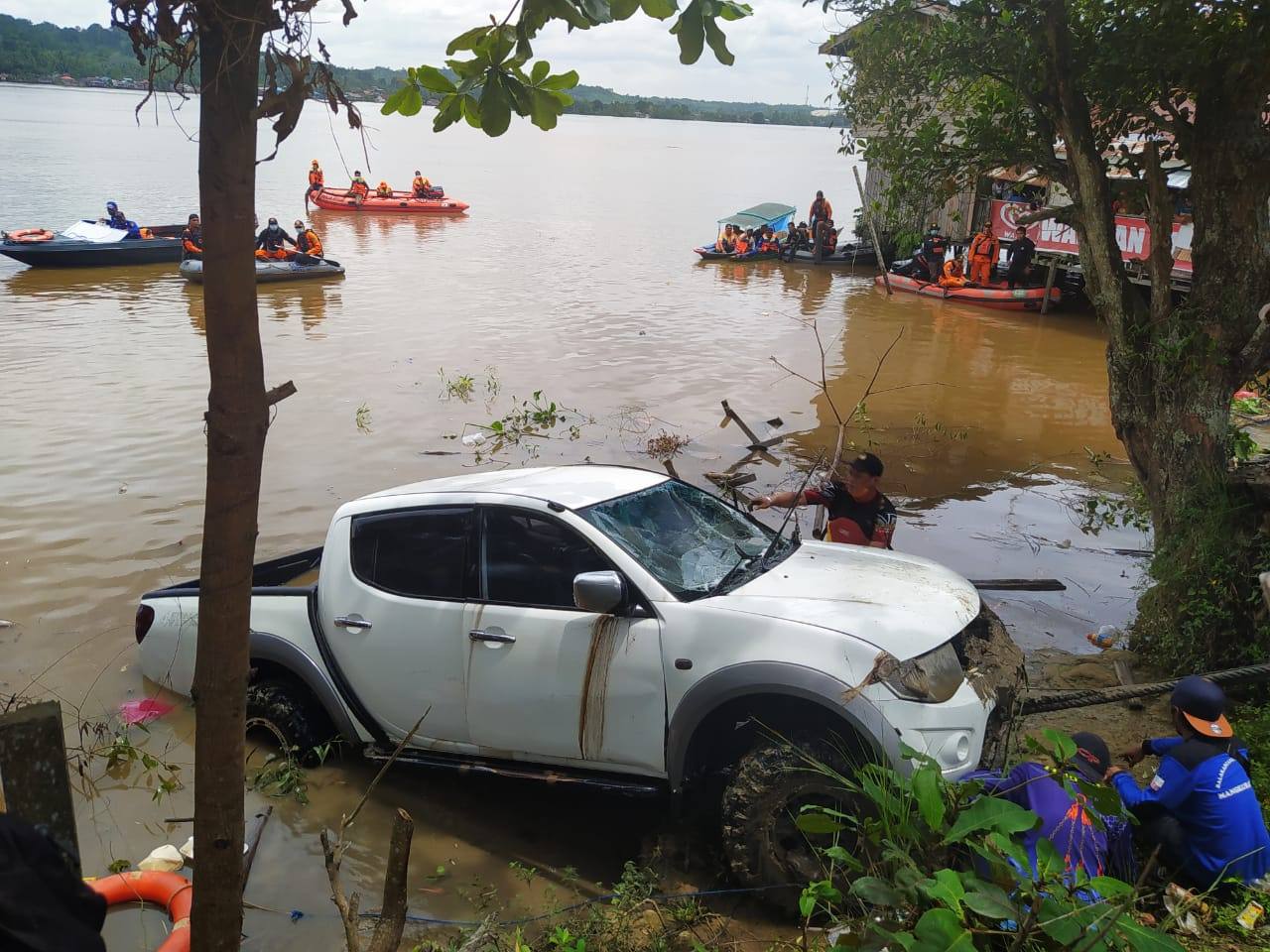 Mobil yang Terjun ke Sungai Mahakam Berhasil Dievakuasi, Korban Belum Ditemukan