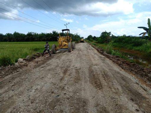 UPT PU Kecamatan Babulu segera bereaksi dengan melakukan perataan jalan di Desa Sri Raharja.