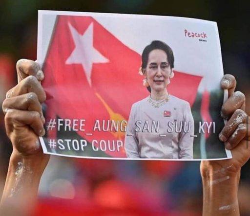 Rakyat Myanmar mendesak pembebasan Perdana Menteri Myanmar, Suu Kyi, yang ditahan militer.