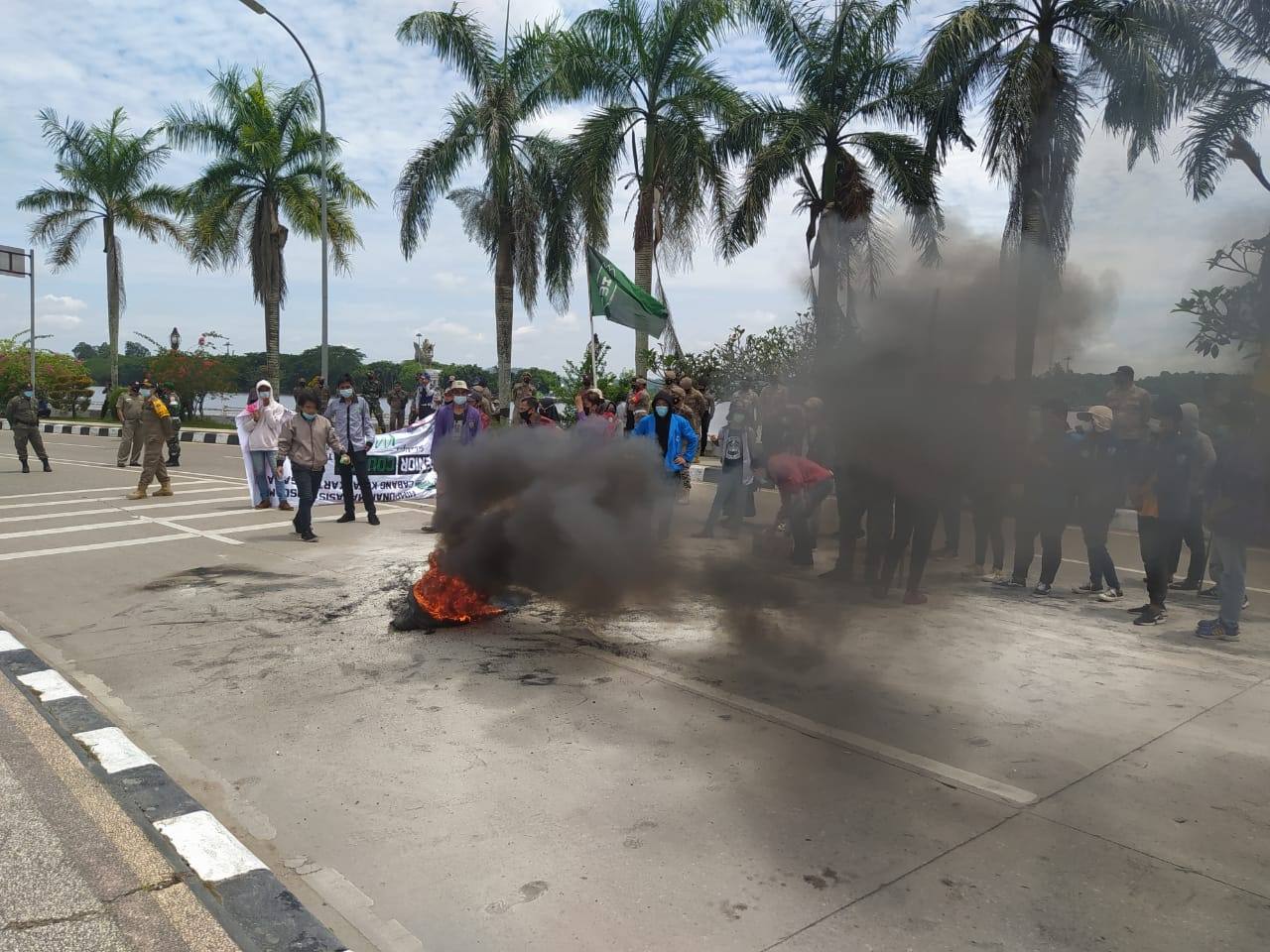 Kawal Penyusunan RPJMD, Aksi Demo Aspirasi Mahasiswa Kukar Jilid II Diwarnai Pembakaran Ban Sebagai Bentuk Kekecewaan