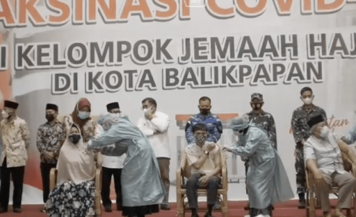 Ratusan calon jamaah haji Balikpapan menerima suntikan vaksin Covid-19, Minggu (21/3/2021).