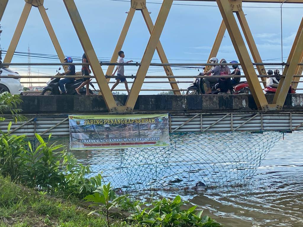 Kendalikan Sampah, DLH Samarinda Pasang Jaring di Sungai Karang Mumus