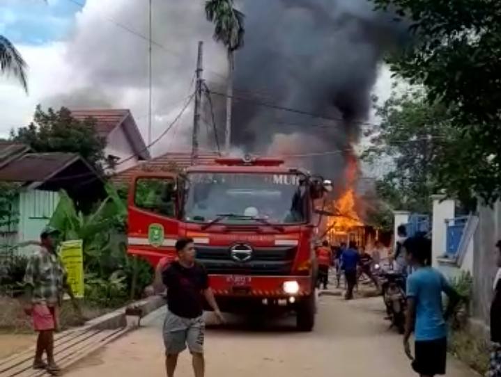 Kebakaran di Gang Kutai Indah, 1 Rumah Hangus, 2 Petugas Kena Luka Bakar