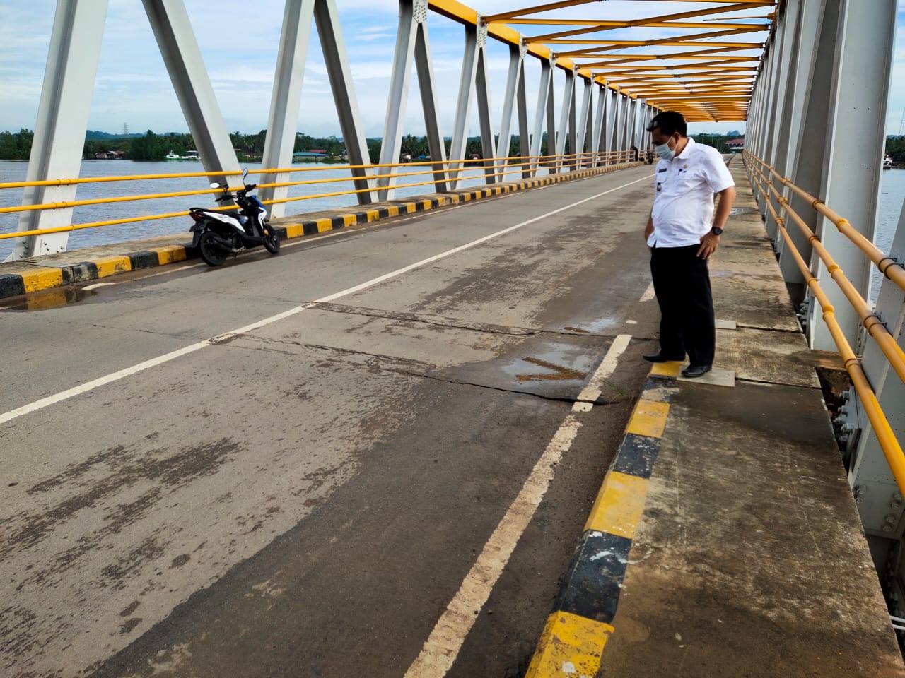 Lagi, Jembatan Dondang Kukar Ditabrak Tongkang Batu Bara, Badan Jalan Retak