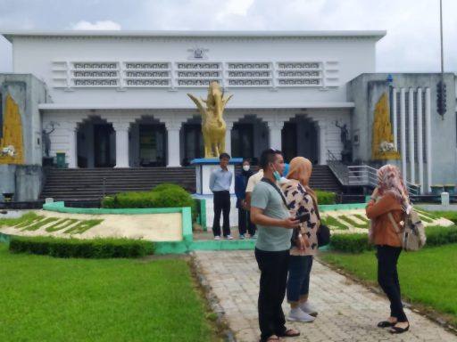 Sejumlah pengunjung berada di area taman Museum Mulawarman, Tenggarong.