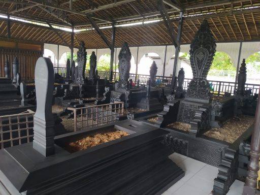 Kompleks pemakaman Sultai Kerajaan Kutai di area Museum Mulawarman, Tenggarong.