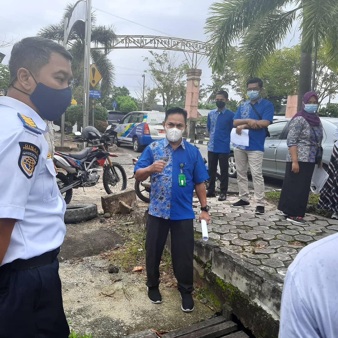 DPM-PTSP Bontang Lakukan Survey Izin Bongkar Trotoar di Kelurahan Tanjung Laut