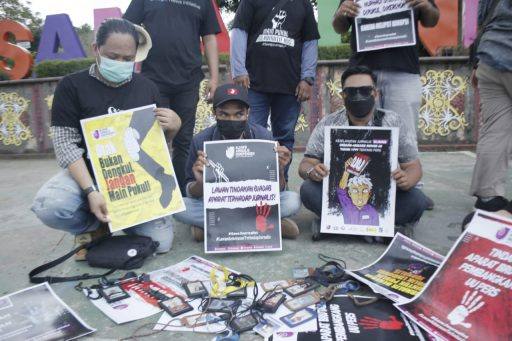 Sejumlah wartawan dari berbagai media menggelar aksi solidaritas mengutuk kekerasan terhadap Jurnalis Tempo, Nurhadi, di Samarinda.