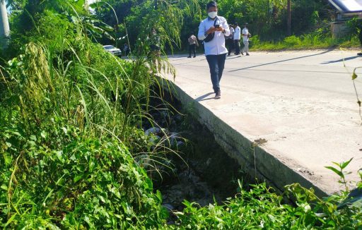 Jalan perbatasan Kecamatan Samboja dan Muara Jawa yang terdapat rongga dibawah jalan yang berpotensi patah. (Supri/Kaltimtoday.co)