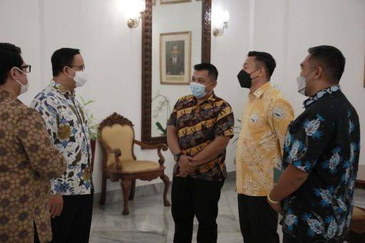 Kepala DPMPTSP Kaltim Puguh Harjanto (kanan) mengabadikan momen bersama Gubernur Provinsi DKI Jakarta Anies Baswedan.