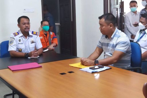 Ketua Komisi III DPRD Kukar, Andi Faisal saat menyampaikan aspirasi masyarakat kepada Kepala KUPP Tanjung Santan. (Supri/Kaltimtoday.co).