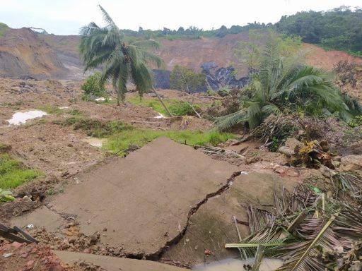 Kondisi lokasi terdampak longsor akibat aktivitas tambanga di Desa Manunggal Jaya.
