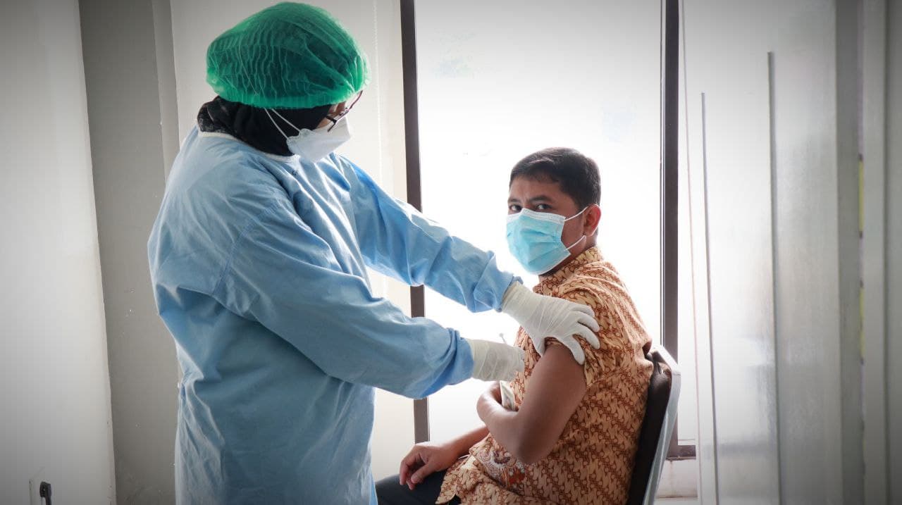 Siap Sukseskan Program Pemerintah, Duta BPJS Kesehatan KC Samarinda Ikuti Vaksinasi Tahap I