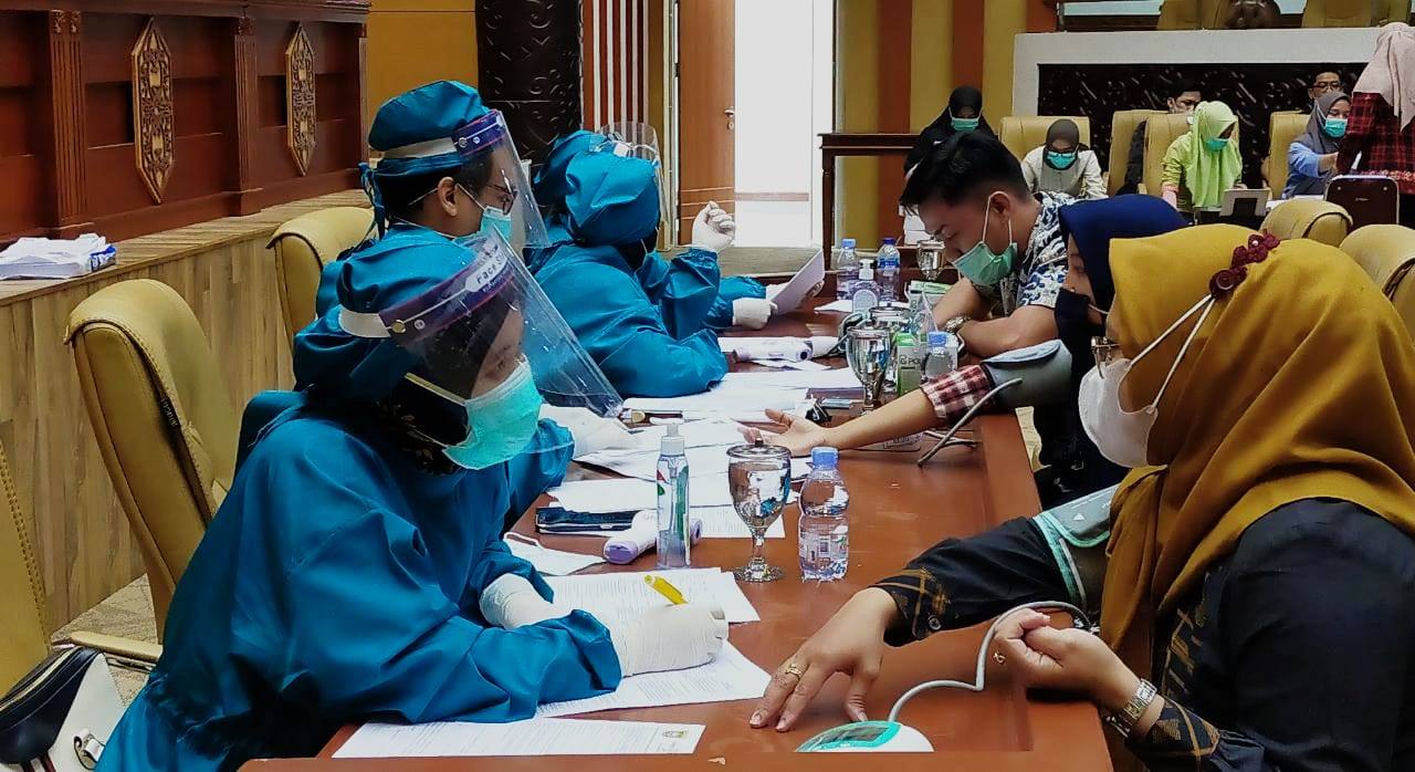 Staf dan Anggota DPRD Samarinda Terima Vaksin Covid-19