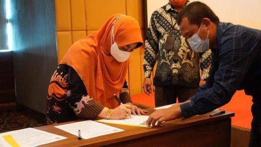 Bupati Berau Sri Juniarsih menandatangani surat kesepakatan batas wilayah. 