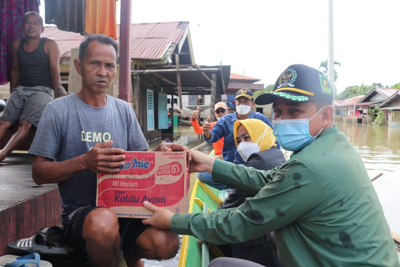 DPRD Kutim Peduli Korban Banjir, Anggota Dewan Sambangi Warga Terdampak Serahkan Bantuan