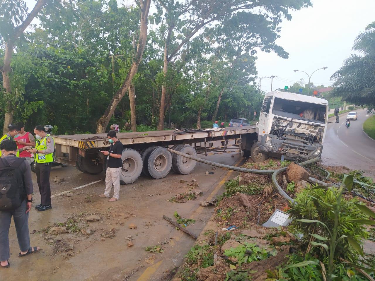 Truk Tronton Tanpa Muatan Alami Kecelakaan Tunggal di Jalur Poros Tenggarong Seberang-Samarinda
