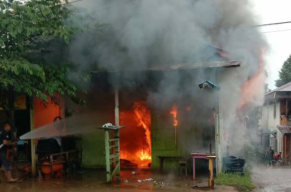 Si Jago Merah Kembali Beraksi, Satu Rumah dan Motor ludes di Kota Bangun Terbakar