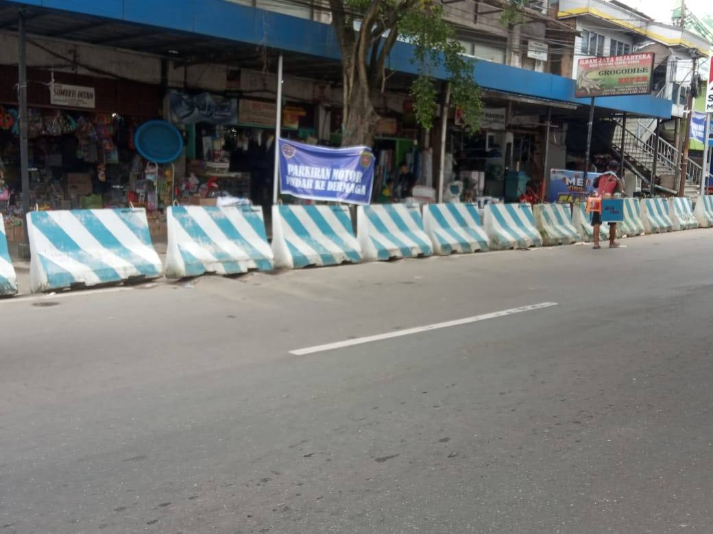 Antisipasi Parkir Liar, Dishub Samarinda Pasang 30 Barrier di Depan Pasar Pagi