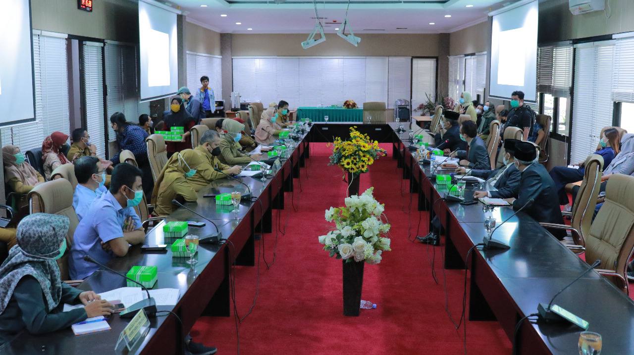 Suasana rapat kerja dengan Dinas Kesehatan Bontang, RSUD Taman Husada Bontang, dan Bagian Hukum Setda Bontang di Sekretariat DPRD, Senin (21/6/2021).