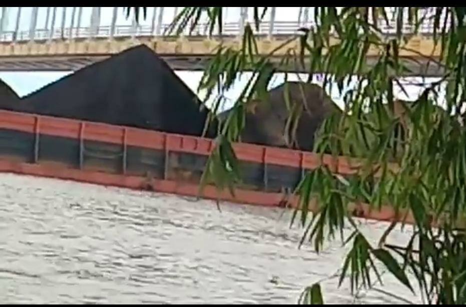 Air Sungai Mahakam Pasang, Tumpukan Batu Bara Tabrak Badan Jembatan di Kota Bangun