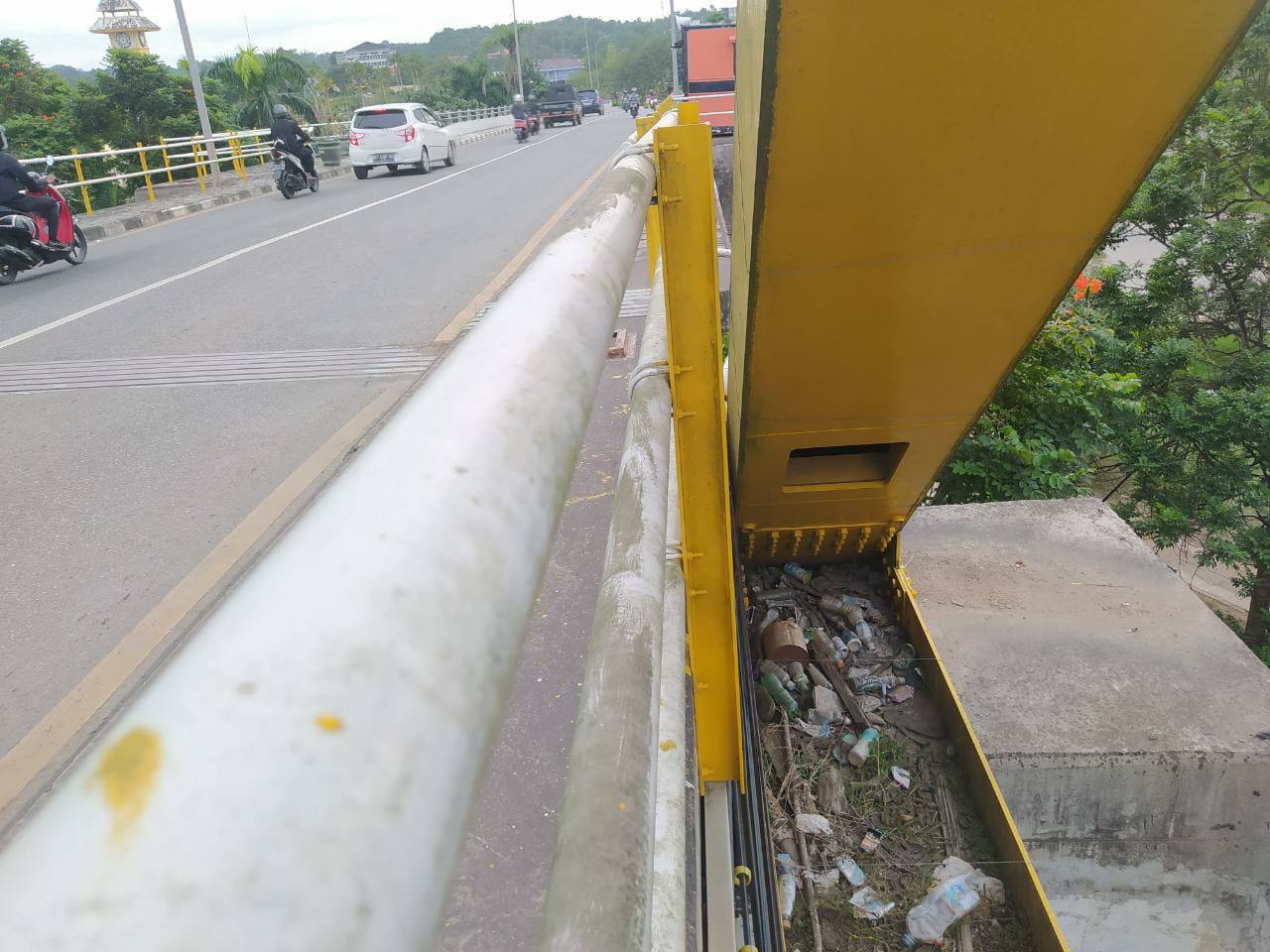 Tumpukan sampah botol minuman di sisi jembatan Kutai Kartanegara. (Supri/Kaltimtoday.co).