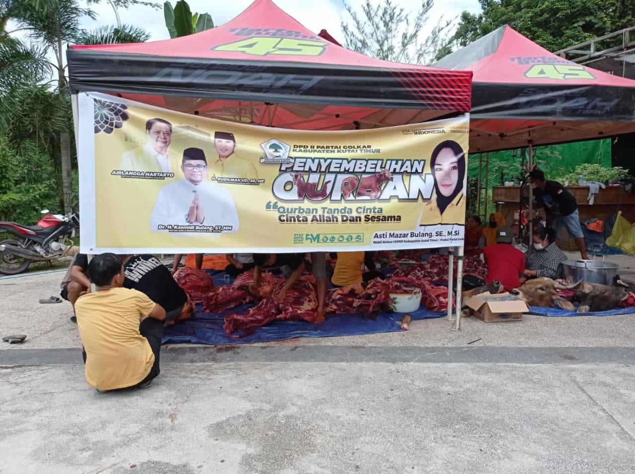 Wakil Ketua II DPRD Kutim, Asti Mazar membagikan daging kurban ke warga di beberapa kecamatan di Kutim. (Ramlah/Kaltimtoday.co)