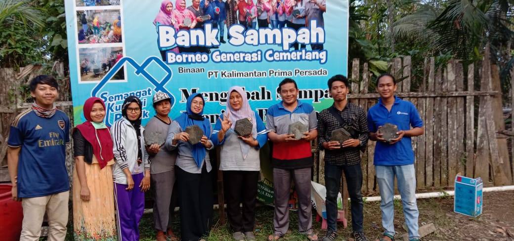 Yayasan Pemuda Kalimantan Timur Bisa menggelar pelatihan pembuatan paving block dengan memanfaatkan sampah plastik.
