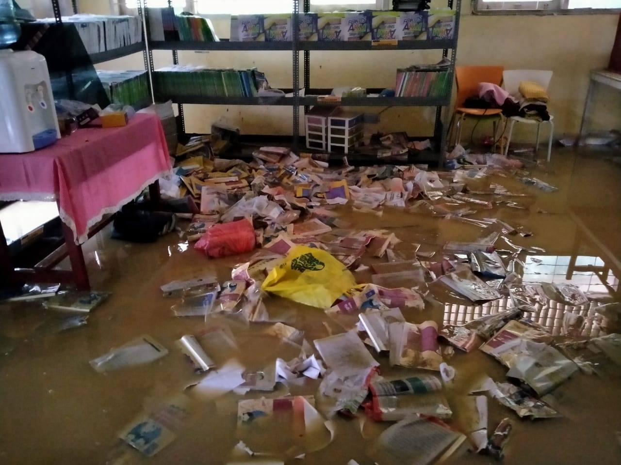 Buku-buku pelajaran siswa rusak setelah terendam banjir. (ist)