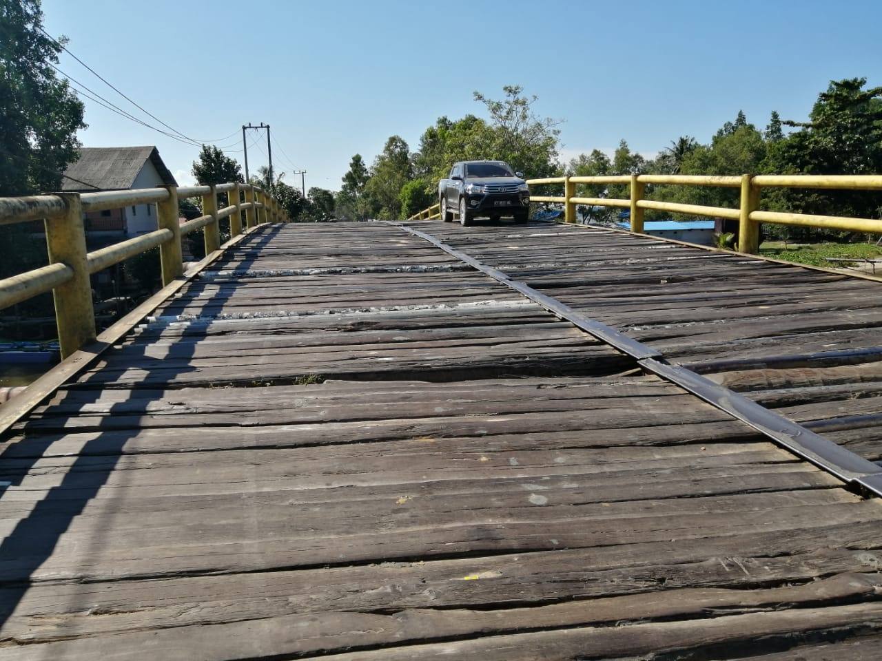 Jembatan kayu ulin di Desa Tanjung Limau, Muara Badak.