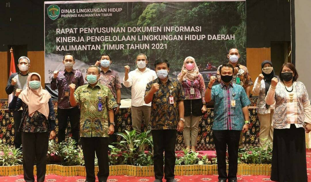 Peserta Rapat Penyusunan Dokumen Informasi Kinerja Pengelolaan Lingkungan Hidup Daerah (DIKPLHD) Provinsi Kalimantan Timur Tahun 2021 mengabadikan momen bersama.