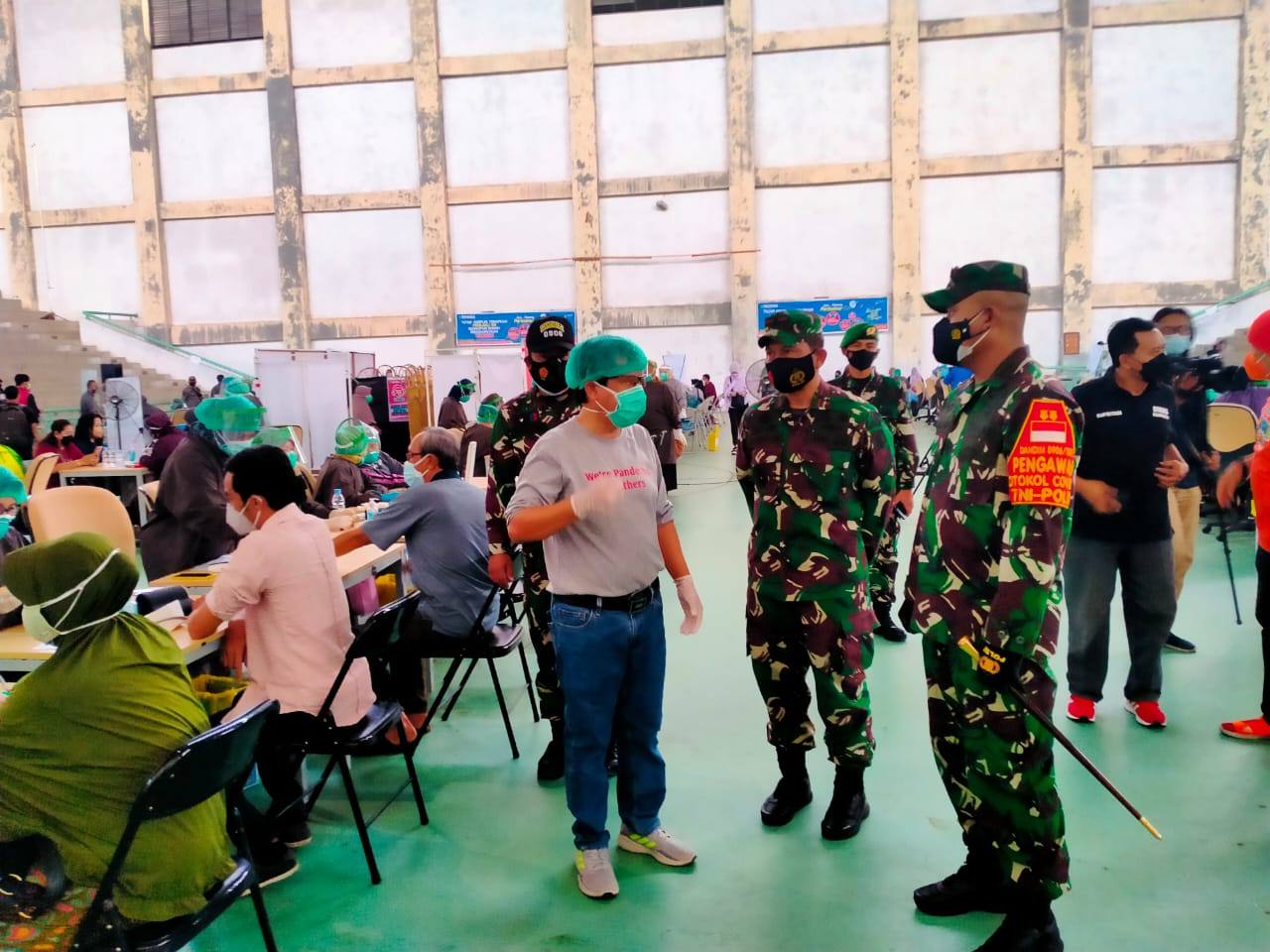 Danrem 091/ASN dan Dandim 0906/KKR Kunjungi Serbuan Vaksin TNI di Kukar