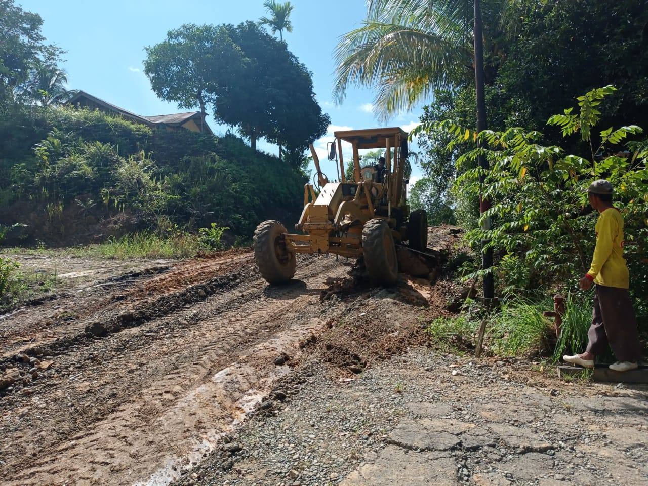 Tak Kunjung Diperbaiki Pemerintah, Warga Desa Argomulyo Swadaya Perbaiki Jalan Rusak