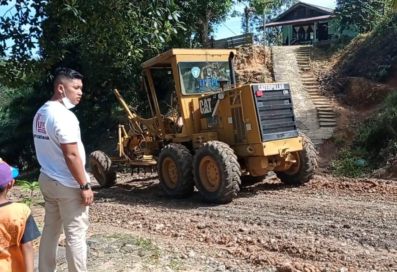 Anggota DPRD PPU Abdul Rahman Wahid Turun Tangan Perbaiki Jalan Rusak di Sepaku