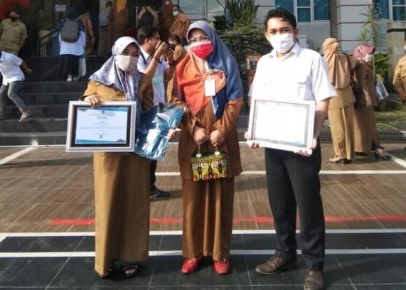 Dua Guru SMPN 35 Samarinda Terima Penghargaan dari Disdik