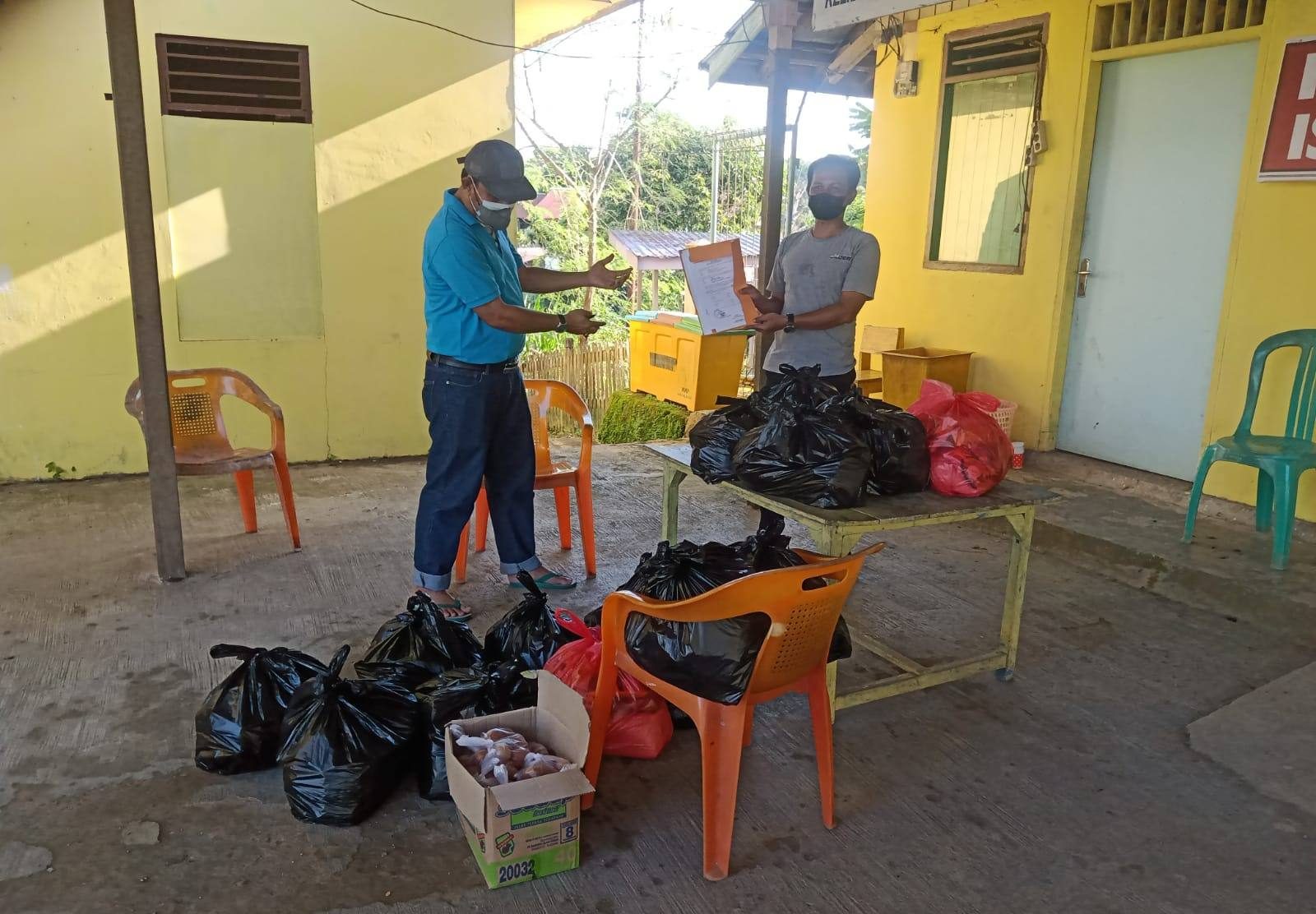 Dinsos Kukar salurkan bantuan paket sembako kepada warga yang menjalani isolasi mandiri melalui kelurahan. (Istimewa).