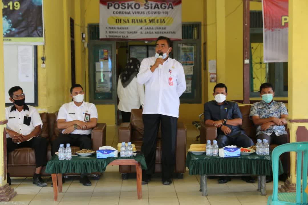 Kepala Dinas Pertanian PPU, Mulyono dalam serah terima Alsintan di Desa Rawa Mulia. (Diskominfo PPU).